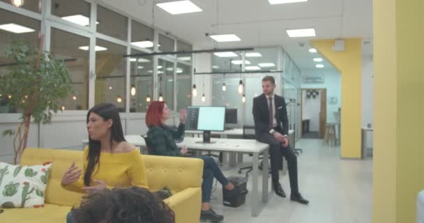 Reunión de negocios en la oficina de una empresa de nueva creación - Metraje, vídeo