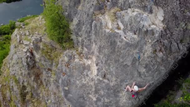 Αθλητικό και γυμνασμένο κορίτσι σκαρφαλώνει στον μεγάλο βράχο ενώ έχει πολλές σκέψεις για το επόμενο βήμα της - Πλάνα, βίντεο