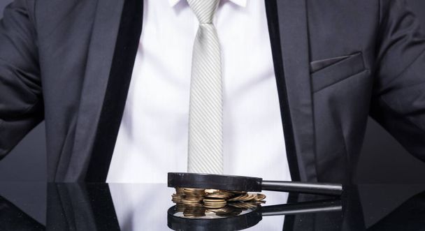 Businessman with magnifying glass looking With Stack Of Coins baht - Foto, Imagen