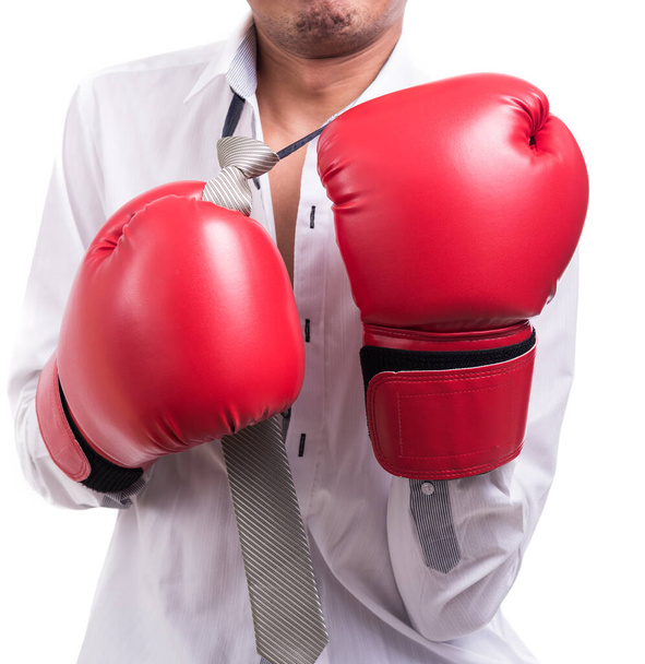 Vihainen liikemies nyrkkeilyhanskat eristetty yli valkoinen tausta - Valokuva, kuva