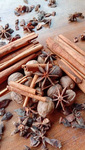Photos of authentic Indonesian spices such as cinnamon, anise, cumin and nutmeg - Fotoğraf, Görsel
