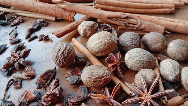 Photos of authentic Indonesian spices such as cinnamon, anise, cumin and nutmeg - Foto, Imagem