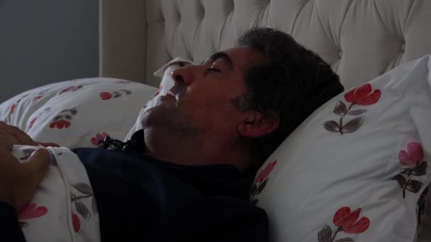 Homem adulto maduro (idade masculina 40-50) acordando do pesadelo. Espaço de cópia - Filmagem, Vídeo