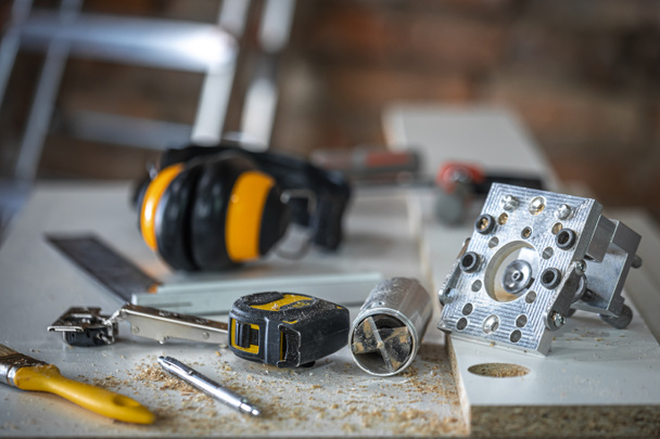 Un conjunto de herramientas de carpintería, accesorios para la perforación de precisión y medición de madera. - Foto, Imagen