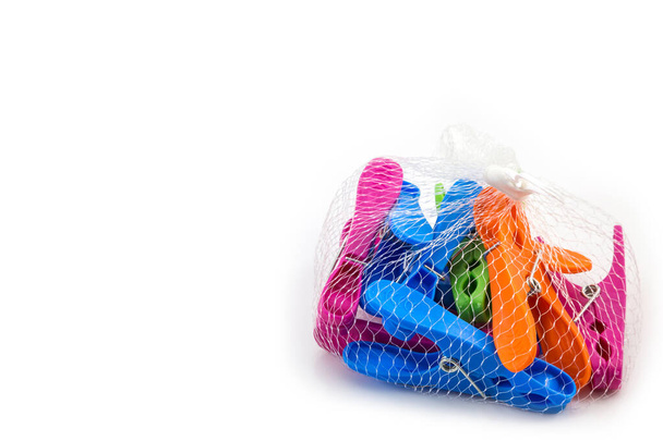 barevné plastové kolíky na bílém pozadí - Fotografie, Obrázek