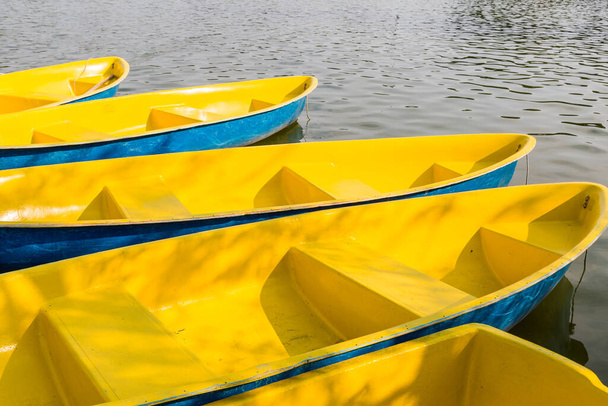bateau jaune corrélé dans le parc - Photo, image