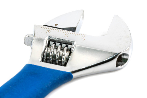 Silber Metall-Monkey Schraubenschlüssel mit blauem Griff auf weißem Hintergrund - Foto, Bild