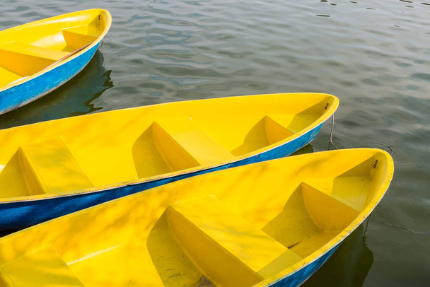 κίτρινη βάρκα συσχετίζεται στο πάρκο - Φωτογραφία, εικόνα