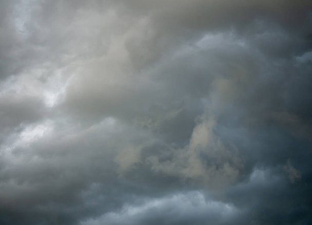ciel gris et nuages noirs un jour de pluie pendant la saison des pluies - Photo, image