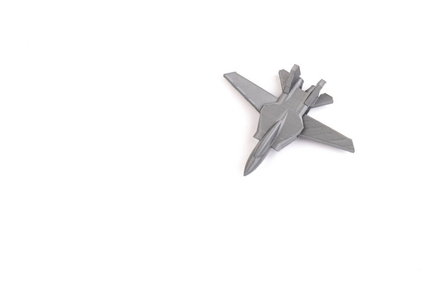 Model šedý miniaturní stíhací tryskáč vytvořený na 3D tiskárně, na bílém pozadí. dopravní koncept - Fotografie, Obrázek