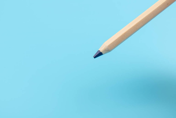 Кольорові олівці на синьому фоні. Повернутися до школи. Концепція освіти
 - Фото, зображення