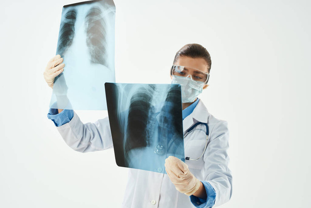 radiólogo profesional en rayos X de bata blanca - Foto, imagen