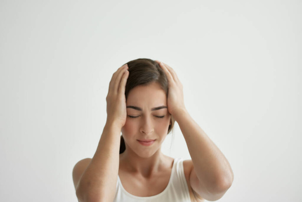 Beyaz tişörtlü kadın kafasında sağlık sorunları olan migren hastası. - Fotoğraf, Görsel