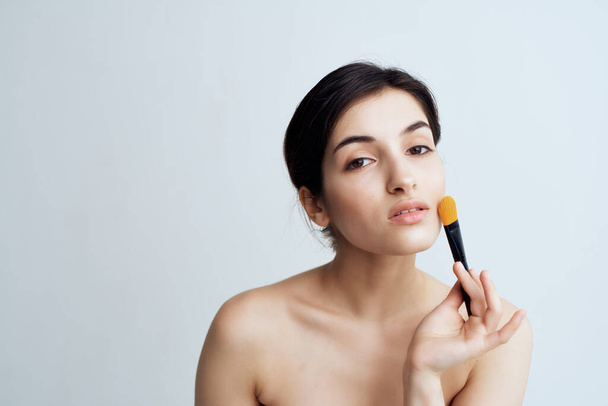 brunette with bare shoulders out for makeup facials - Fotografie, Obrázek