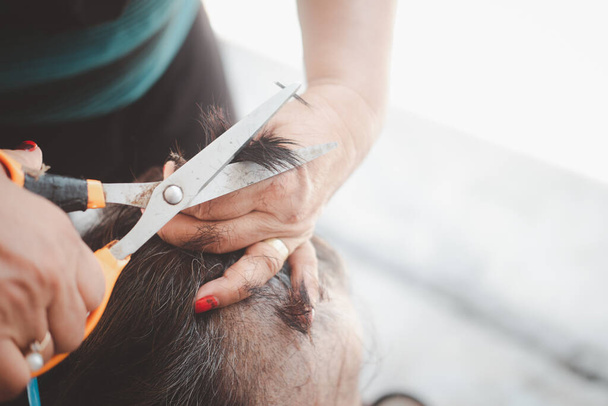 Velho idoso cortando o cabelo em casa durante o coronavírus - Foto, Imagem