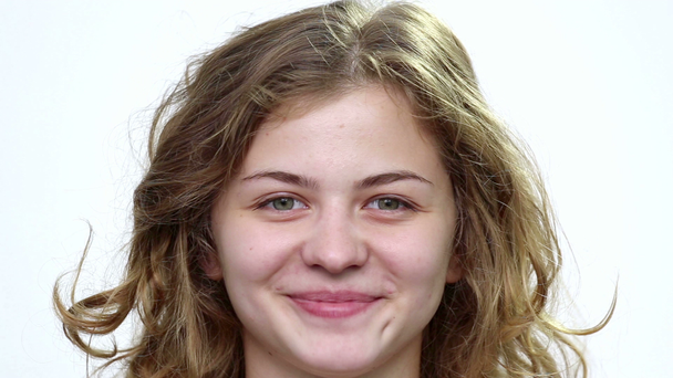 portré Vértes mosolyogva a lány arcát. lány arca Vértes szenvedés fogfájás (érzelmek). - Felvétel, videó