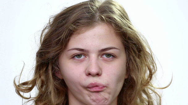 Portret close-up van het meisje gezicht lachend. meisje gezicht close-up lijden kiespijn (emoties). - Video