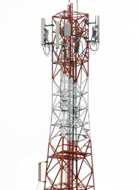 wieże komunikacyjne na białym tle - Zdjęcie, obraz