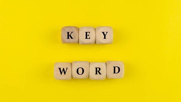 Επιλεκτική εστίαση λέξης κλειδιού σε κίτρινο φόντο - Φωτογραφία, εικόνα