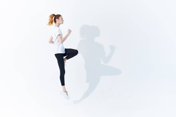 atletyczna kobieta w pełnej długości czapki ćwiczenia fitness cardio - Zdjęcie, obraz