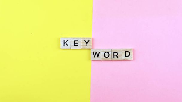 Selectieve focus van een woord keword op een gele achtergrond - Foto, afbeelding
