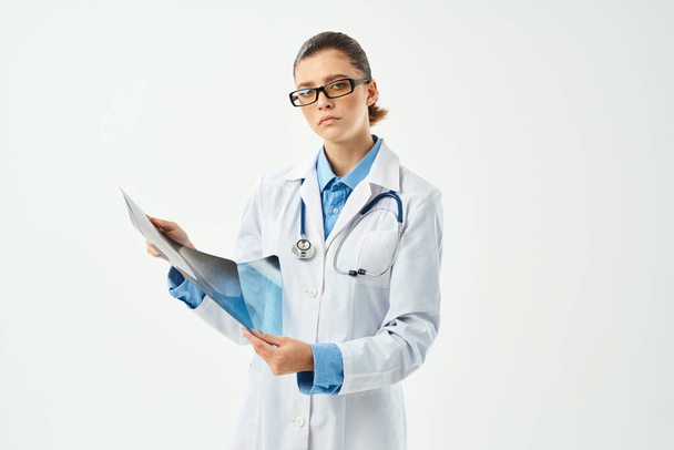 женщина-врач в белом халате - Фото, изображение