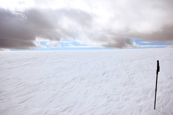 Baton ja lumen peitossa vuori - Valokuva, kuva