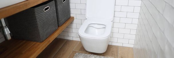 Yeni seramik beyaz tuvalet ışık duvarına yakın çekim - Fotoğraf, Görsel