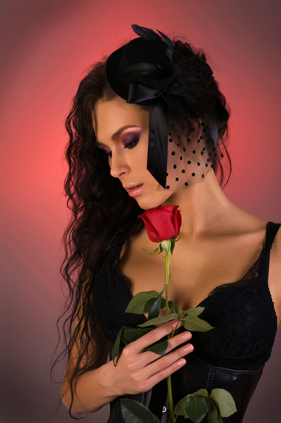 Портрет молодої красивої жінки в капелюсі і троянді
 - Фото, зображення