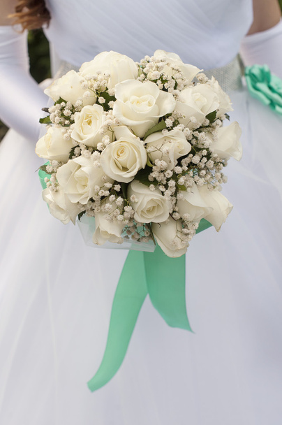 Novia sosteniendo hermoso ramo de rosas blancas
 - Foto, Imagen