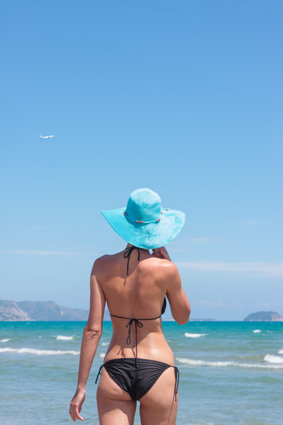 woman in hat on the beach - Fotografie, Obrázek