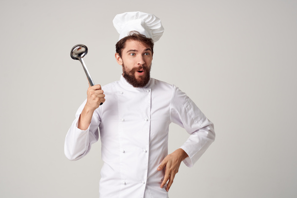 γενειοφόρος σεφ αρσενικό με μια κατσαρόλα στα χέρια του μαγείρεμα τροφίμων επαγγελματική κουζίνα - Φωτογραφία, εικόνα