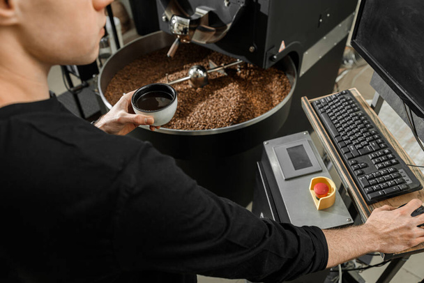 コーヒー処理だ。焙煎機と豆の焙煎 - 写真・画像