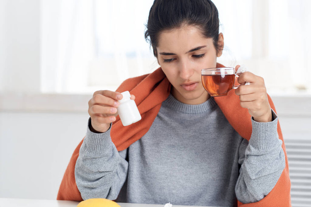 mujer se pierda en las manos tratamiento medicamentoso gripe infección - Foto, Imagen