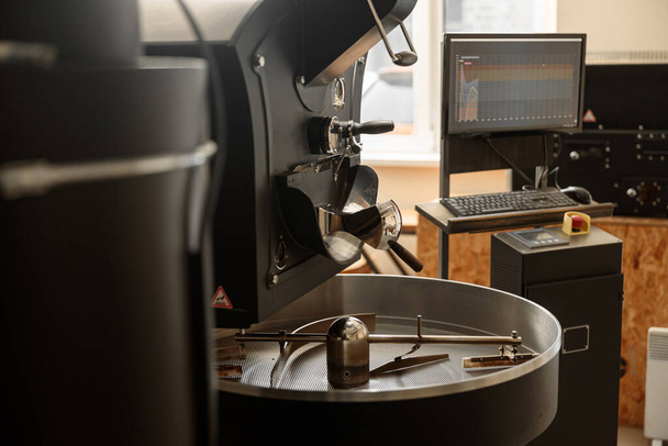 Επεξεργασία καφέ. Ραβέντι, μηχανή ψησίματος και φρέσκα φασόλια - Φωτογραφία, εικόνα
