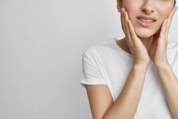 Frau im weißen T-Shirt mit Gesichtsschmerzen bei Zähnen Gesundheit Probleme Zahnmedizin - Foto, Bild
