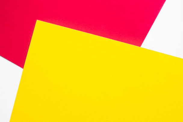 Gelbes und rotes Papier zeigen einen farbigen Hintergrund an. Wohnung lag mit Freiraum. abstrakt strukturiert moderne Form Design touristische Reise Sommerurlaub Kulissenkonzept. - Foto, Bild