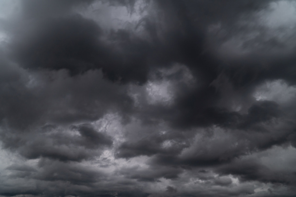 Nubes de tormenta oscura, cielo con clima lluvioso - Foto, imagen