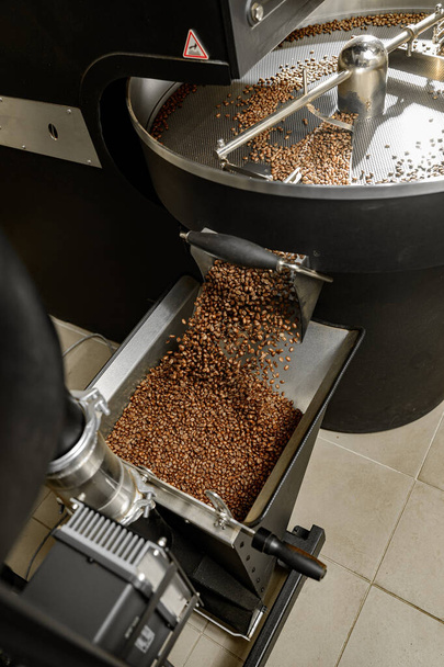 Przetwarzanie kawy. Pieczenie, maszyna do prażenia i świeża fasola - Zdjęcie, obraz