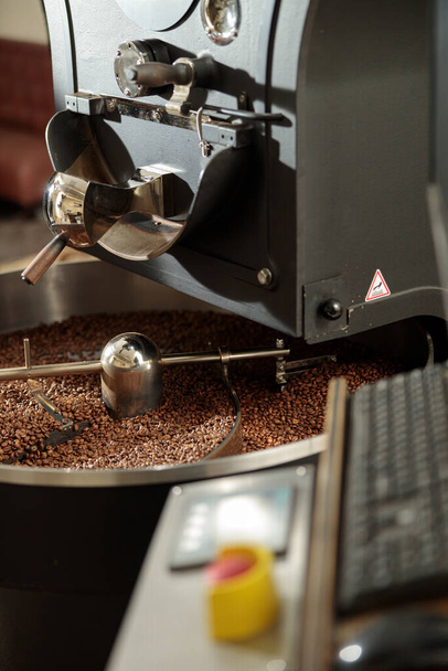 Processamento de café. Roastery, máquina de assar e feijão fresco - Foto, Imagem