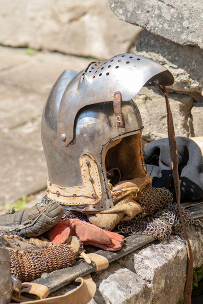 Il casco e l'armatura di un cavaliere medievale. - Foto, immagini