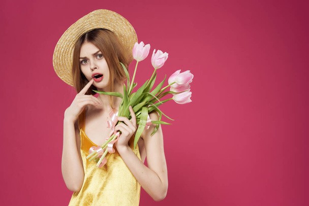 iloinen kaunis nainen kukkakimppu lahja loma vaaleanpunainen tausta - Valokuva, kuva