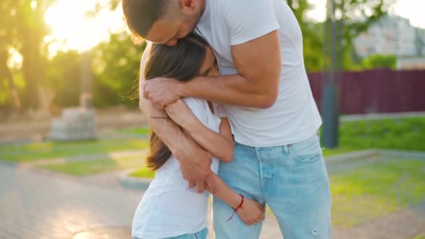 El padre abraza a la hija. Concepto de amor parental y felicidad familiar. - Metraje, vídeo