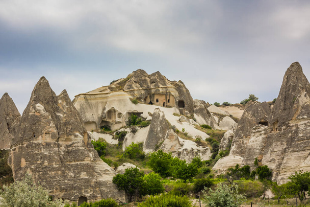 Hämmästyttäviä vulkaanisia kivimuodostelmia, jotka tunnetaan nimellä Love Valley tai Fairy Chimneys Cappadociassa, Turkissa. Sieni Valley yksi nähtävyyksistä Goreme National Park, Turkki. Vuoret, joiden sisällä on huoneita - Valokuva, kuva