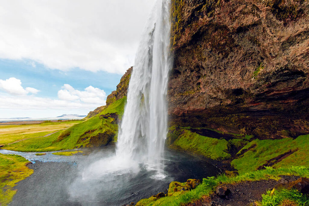 Водопад Seljalandsfoss - популярное туристическое место в Исландии, часть золотого круга - Фото, изображение