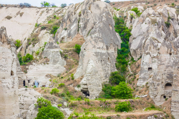Étonnantes formations rocheuses volcaniques connues sous le nom de Love Valley ou Fairy Chimneys en Cappadoce, Turquie. Vallée des champignons l'une des attractions dans le parc national de Goreme, Turquie. Montagnes avec chambres à l'intérieur - Photo, image