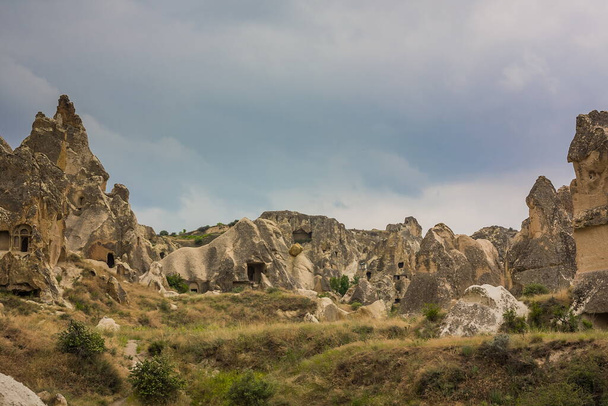 Incríveis formações rochosas vulcânicas conhecidas como Love Valley ou Fairy Chimneys na Capadócia, Turquia. Mushroom Valley uma das atrações do Parque Nacional Goreme, na Turquia. Montanhas com quartos dentro - Foto, Imagem