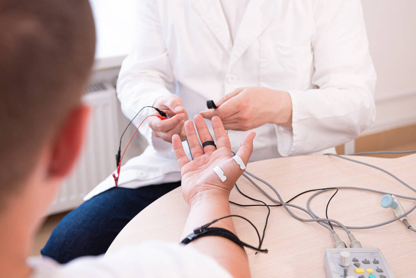 Nerventest des Patienten mittels Elektromyographie im medizinischen Zentrum - Foto, Bild