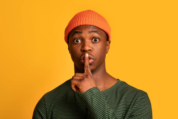 Gardez le silence. Portrait de jeune homme noir montrant Shh geste à la caméra - Photo, image