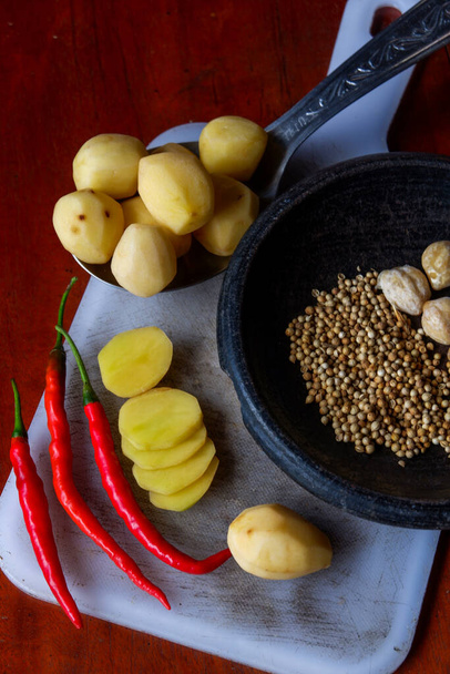 A foto é uma foto de ingredientes na forma de pimentões e batatas - Foto, Imagem